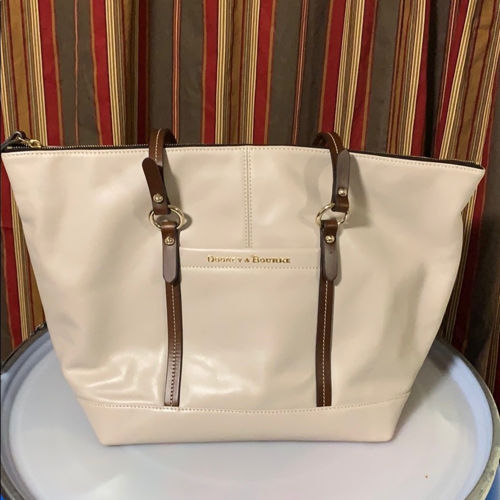Dooney &Bourke Large tote. - Picture 5 of 5
